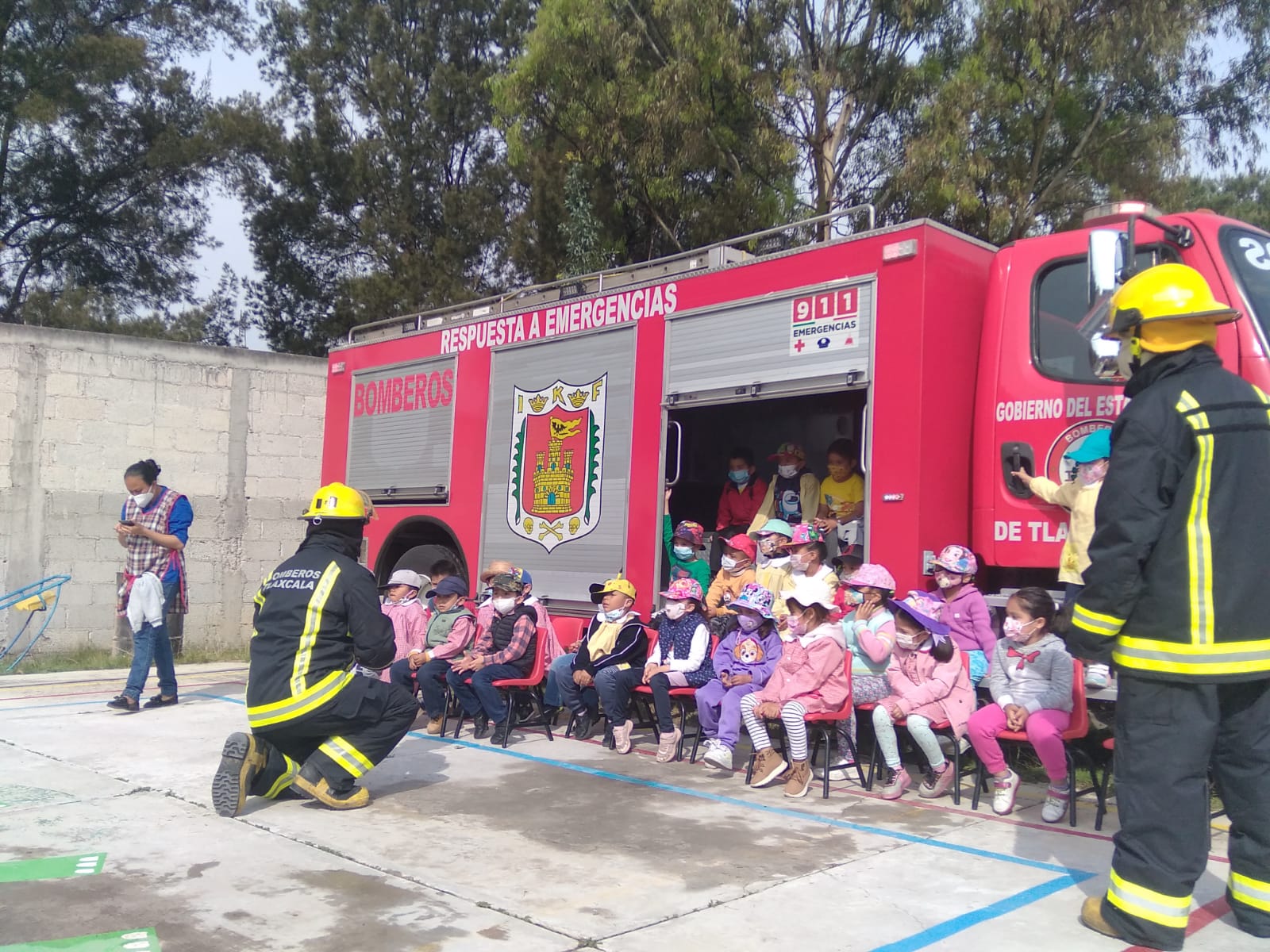 Realiza Bomberos de la SSC demostración a alumnos de preescolar